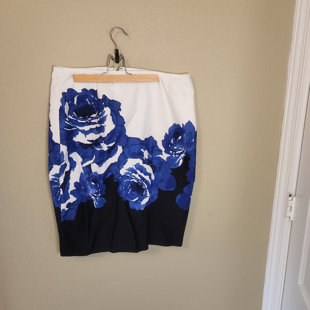 Cato blue, white, and black floral skirt. Size 12. White liner & fastens… - Picture 5 of 8